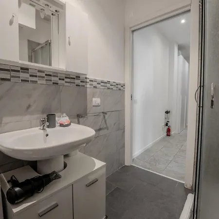 5 Min Walk Mm Maciacchini Апартаменты