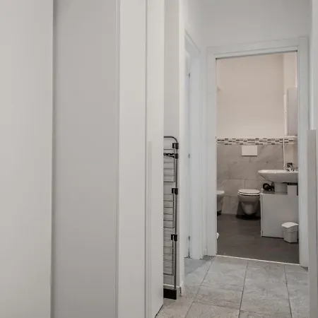 5 Min Walk Mm Maciacchini Апартаменты *